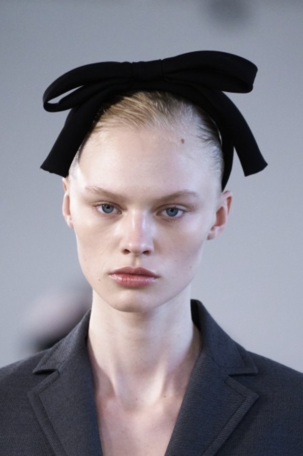 عرض ازياء جيامباتيستا فالي خلال اسبوع الموضة في باريس