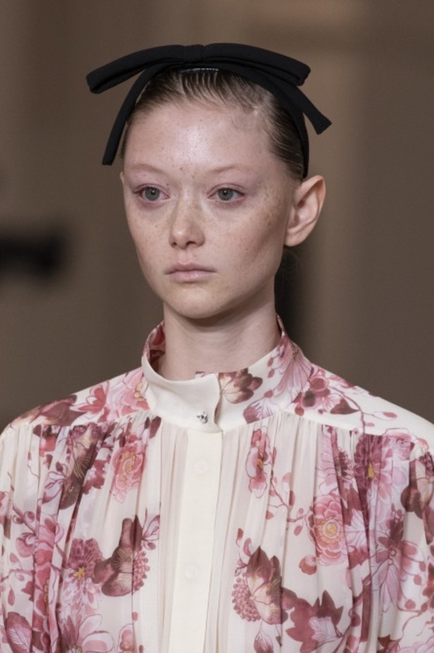 عرض ازياء جيامباتيستا فالي خلال اسبوع الموضة في باريس