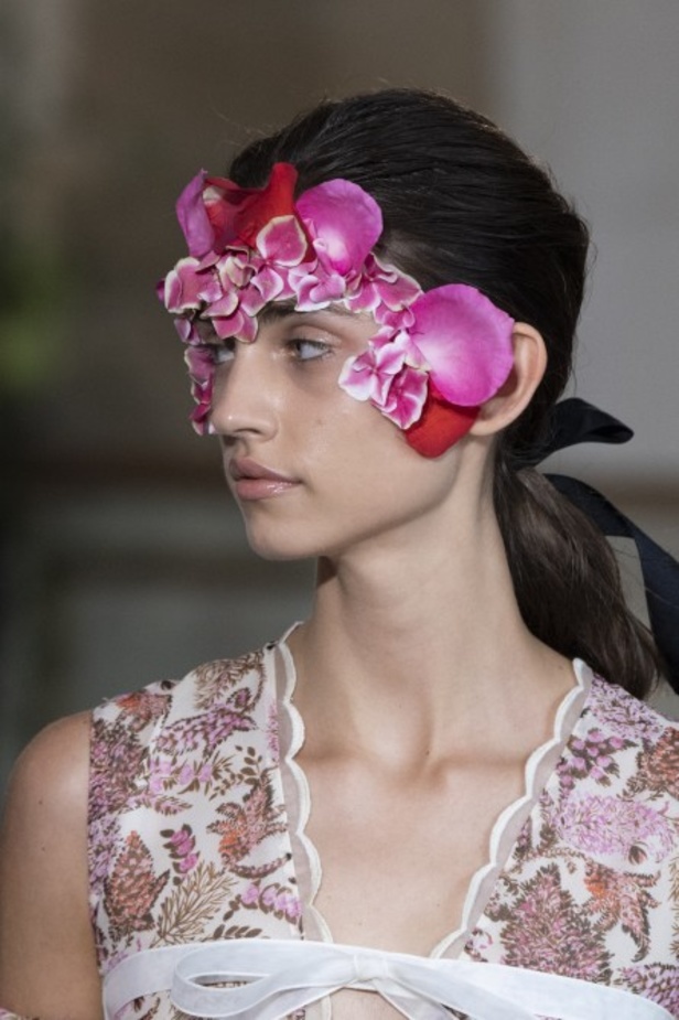 اسبوع الموضة في باريس 2019 مجموعة الالبسة الراقية من جيامباتيستا فالي لربيع وصيف 2020