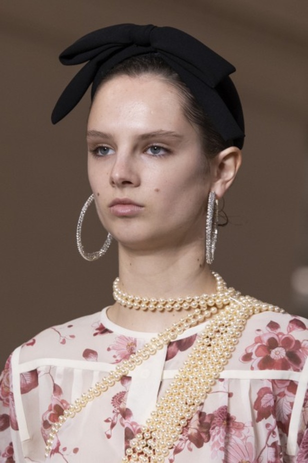 عرض ازياء جيامباتيستا فالي خلال اسبوع الموضة في باريس