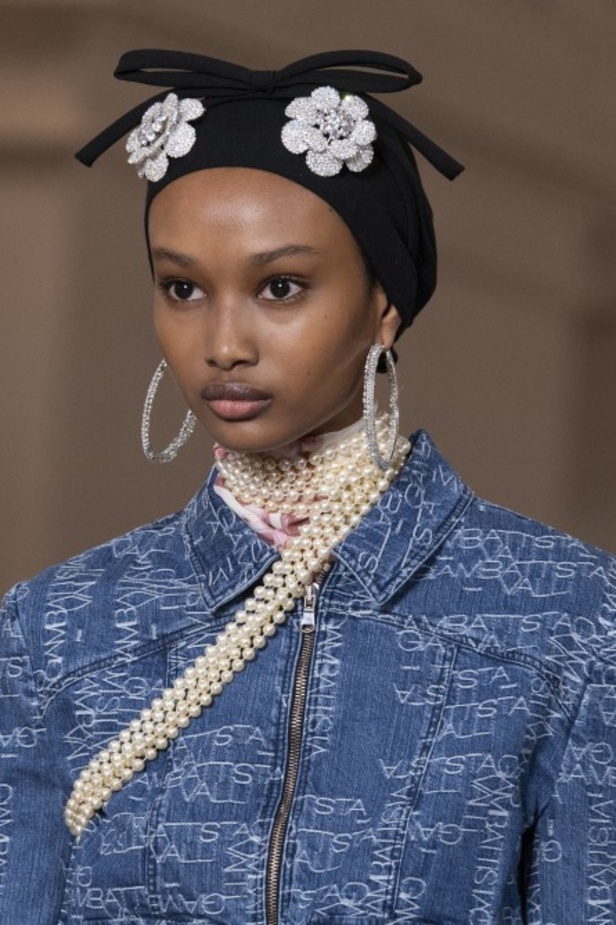 عرض ازياء جيامباتيستا فالي خلال اسبوع الموضة في باريس