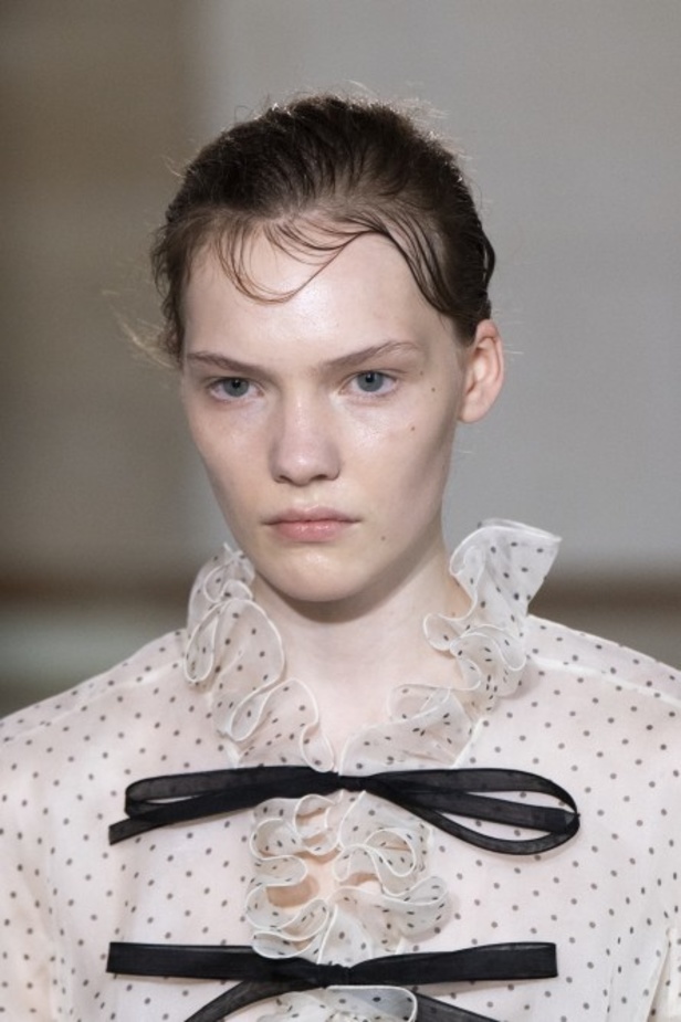 اسبوع الموضة في باريس 2019 مجموعة الالبسة الراقية من جيامباتيستا فالي لربيع وصيف 2020