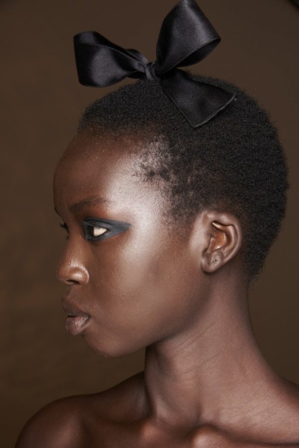 عرض أزياء GIAMBATTISTA VALLI بصيحة الستينات لموسم ربيع وصيف 2021