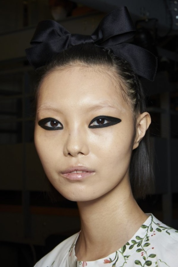 عرض أزياء GIAMBATTISTA VALLI بصيحة الستينات لموسم ربيع وصيف 2021