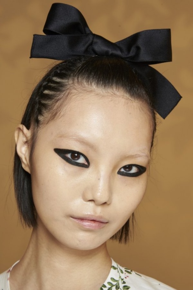 عرض أزياء GIAMBATTISTA VALLI بصيحة الستينات لموسم ربيع وصيف 2021