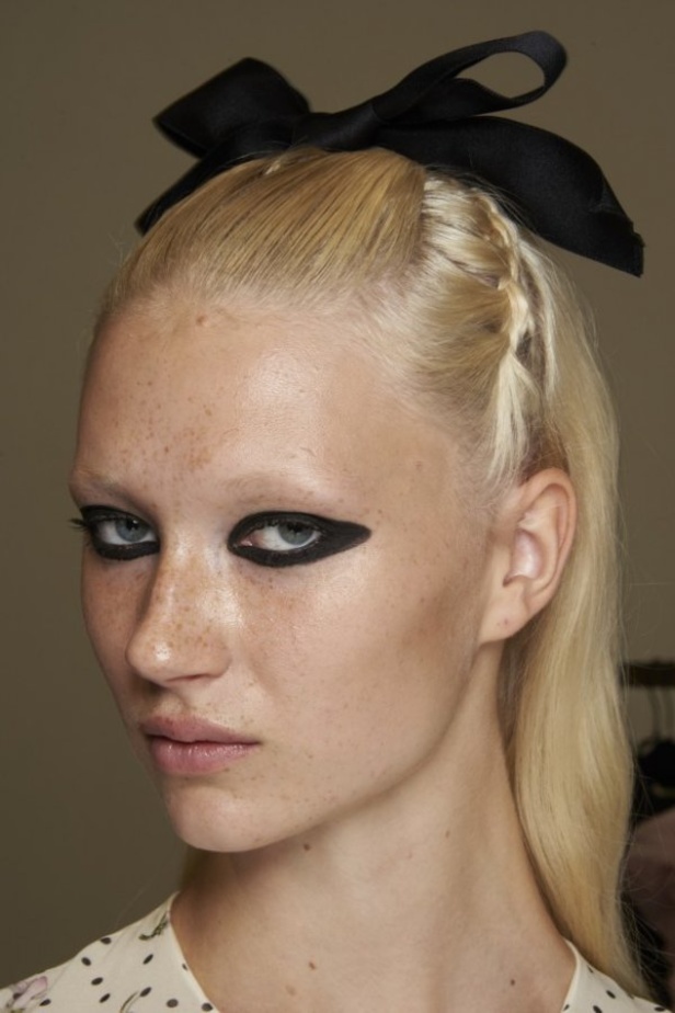 عرض أزياء GIAMBATTISTA VALLI بصيحة الستينات لموسم ربيع وصيف 2021