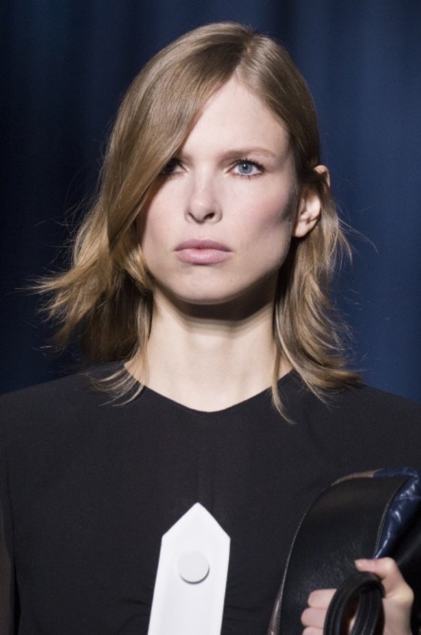 أزياء جيفنشي تظهر شخصية المرأة العملية والقوية