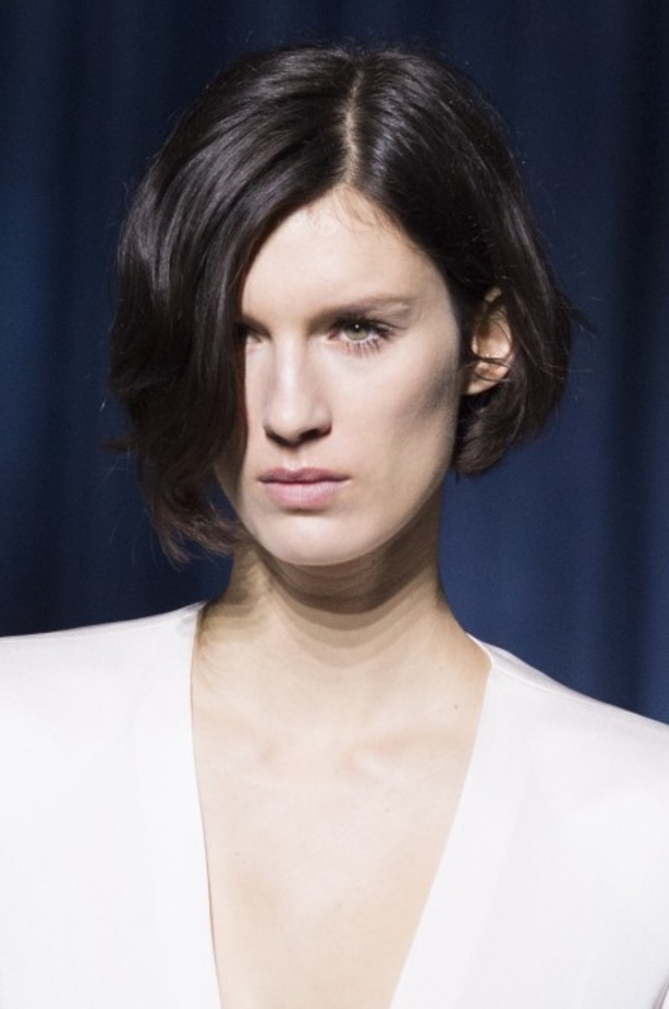 أزياء جيفنشي تظهر شخصية المرأة العملية والقوية