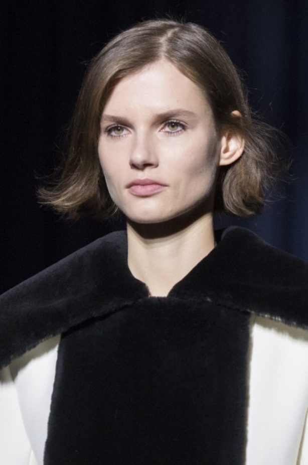 أزياء جيفنشي تظهر شخصية المرأة العملية والقوية