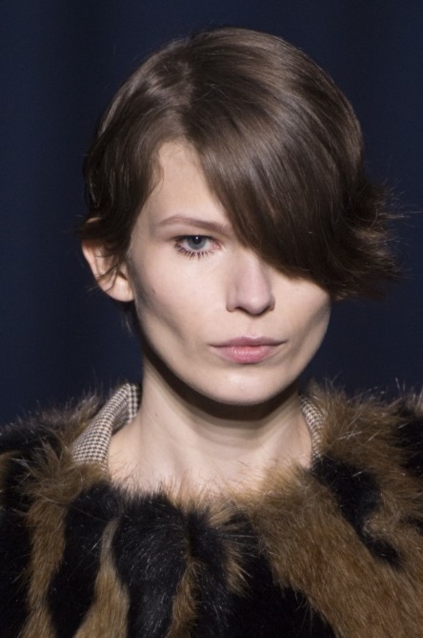 أزياء جيفنشي تظهر شخصية المرأة العملية والقوية