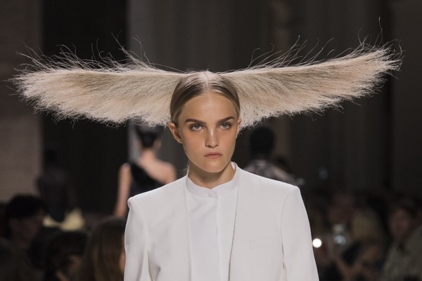 مجموعة جيفنشي كوتور 2019: تفاصيل دراماتيكية وغموض خيالي ساحر