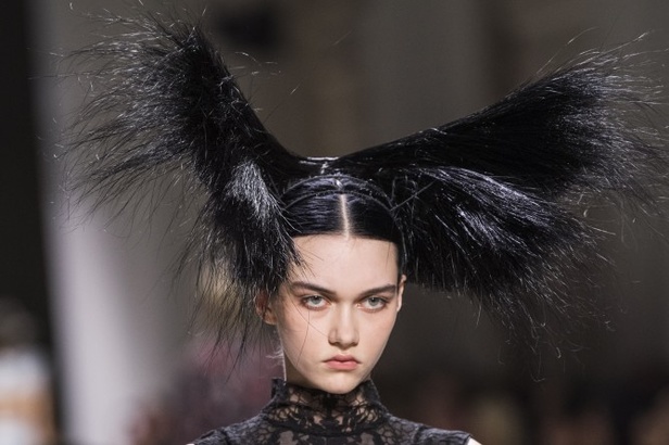 مجموعة جيفنشي كوتور 2019: تفاصيل دراماتيكية وغموض خيالي ساحر