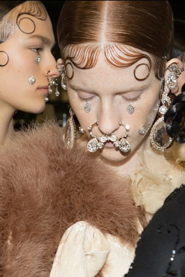 Givenchy بين الأسلوب الفيكتوري والهندي! 