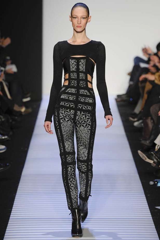 أناقة الفساتين من HERVE LEGER BY MAX AZRIA