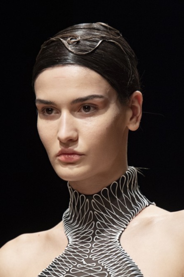عرض ازياء haute couture من Iris Van Herpen لربيع وصيف 2020