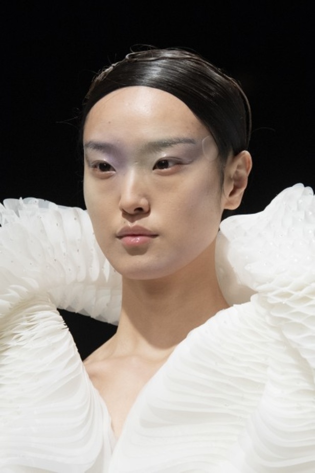 عرض ازياء haute couture من Iris Van Herpen لربيع وصيف 2020
