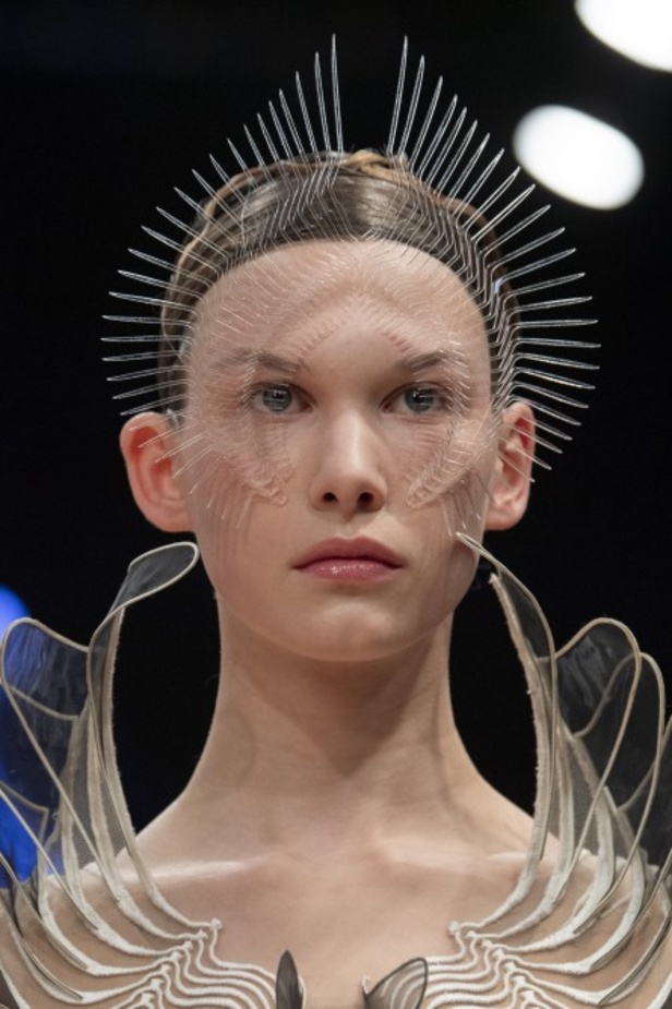 عرض ازياء haute couture من Iris Van Herpen لربيع وصيف 2020