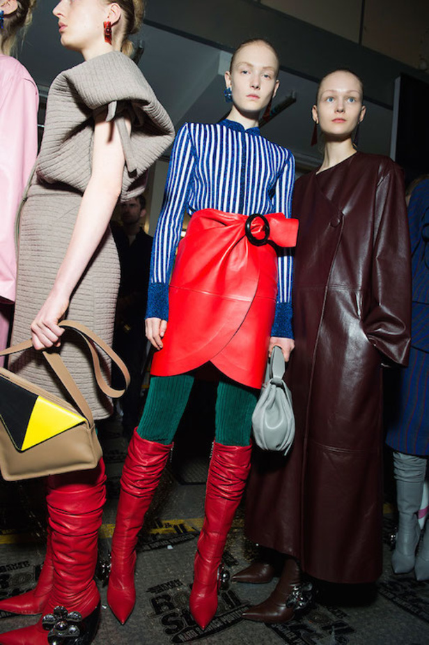 "J.W.Anderson".... صخب الثمانيّات بجرأة وتفرّد