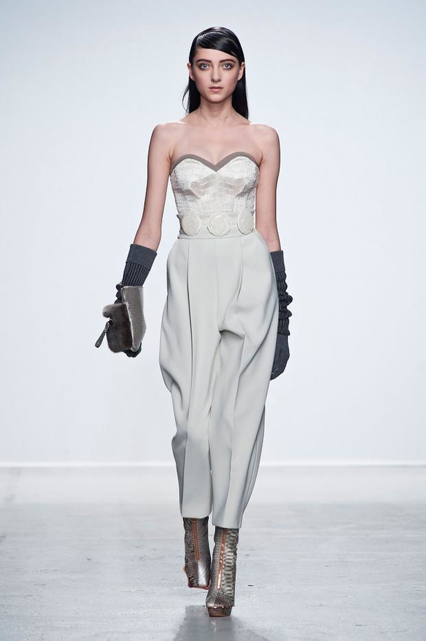 John Galliano: إبهار في الأقمشة والطبعات