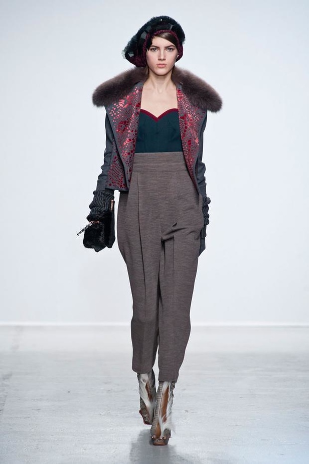 John Galliano: إبهار في الأقمشة والطبعات