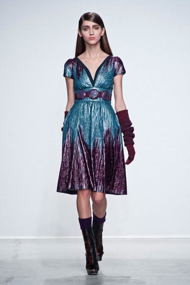 John Galliano: إبهار في الأقمشة والطبعات