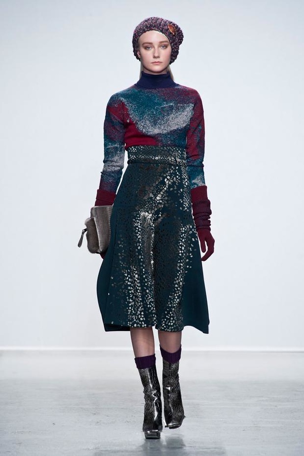 John Galliano: إبهار في الأقمشة والطبعات