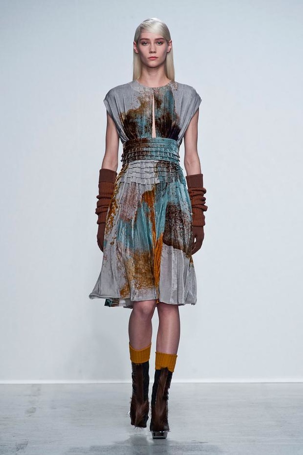 John Galliano: إبهار في الأقمشة والطبعات