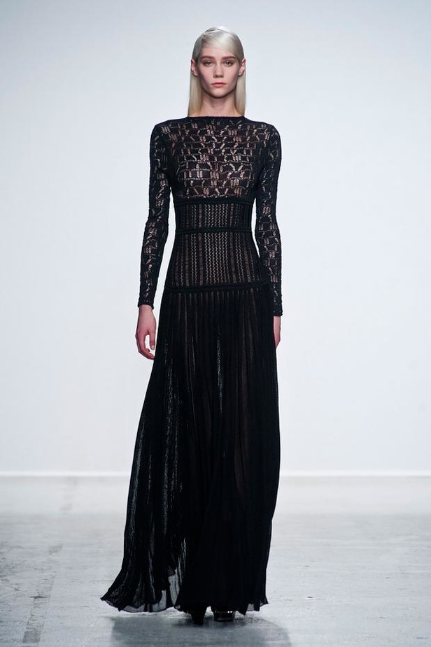 John Galliano: إبهار في الأقمشة والطبعات