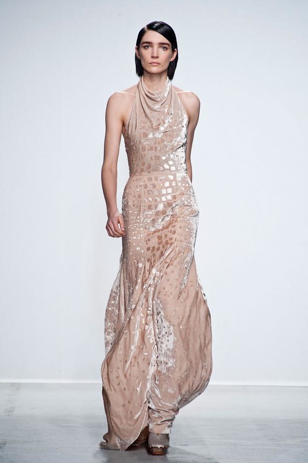 John Galliano: إبهار في الأقمشة والطبعات