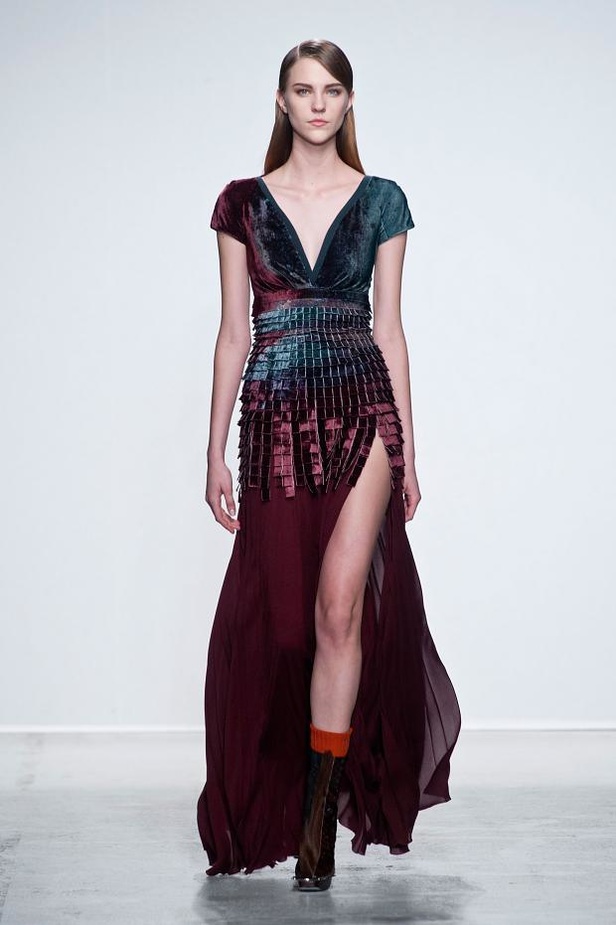 John Galliano: إبهار في الأقمشة والطبعات