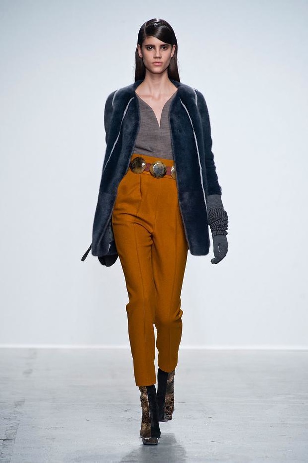 John Galliano: إبهار في الأقمشة والطبعات