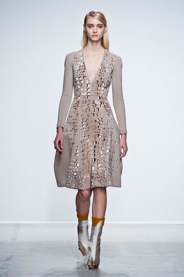 John Galliano: إبهار في الأقمشة والطبعات