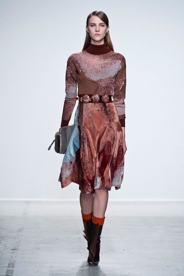 John Galliano: إبهار في الأقمشة والطبعات