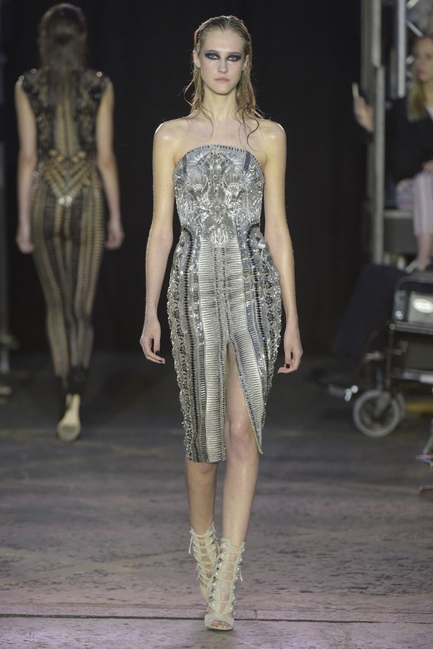 مجموعة Julien Macdonald لربيع و صيف 2016