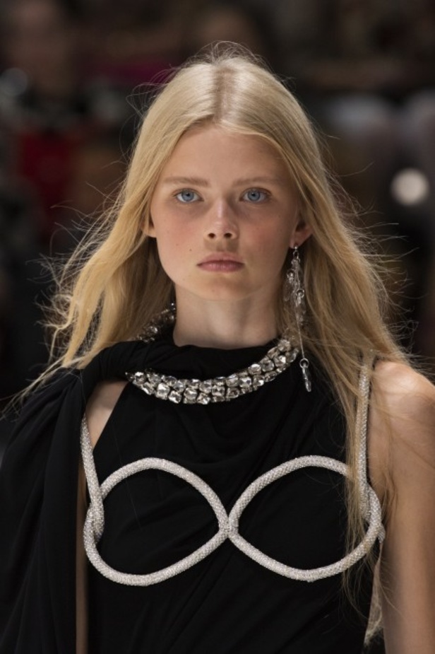 اسبوع الموضة في لندن 2019 مجموعة JW ANDERSON  للأزياء الجاهزة  لربيع وصيف 2020