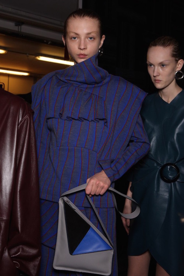 "J.W.Anderson".... صخب الثمانيّات بجرأة وتفرّد