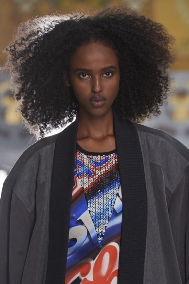 عرض ازياء Louis Vuitton من أسبوع الموضة في باريس لربيع وصيف 2021