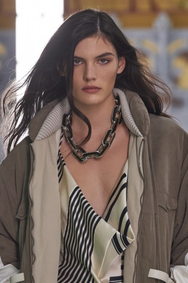 عرض ازياء Louis Vuitton من أسبوع الموضة في باريس لربيع وصيف 2021