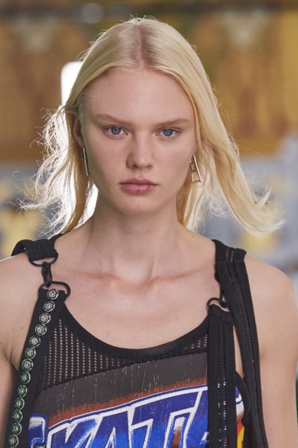 عرض ازياء Louis Vuitton من أسبوع الموضة في باريس لربيع وصيف 2021