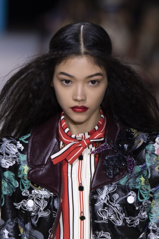 إطلالات فائقة الأناقة خلال عرض Louis Vuitton لربيع وصيف 2020