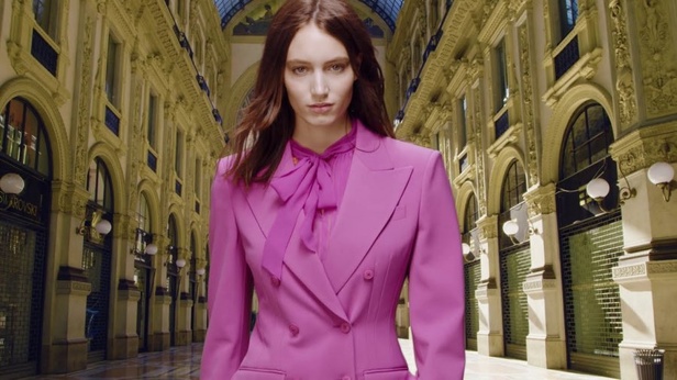 عرض أزياء ألبيرتا فيريتي ضمن أسبوع الموضة الافتراضي في ميلانو