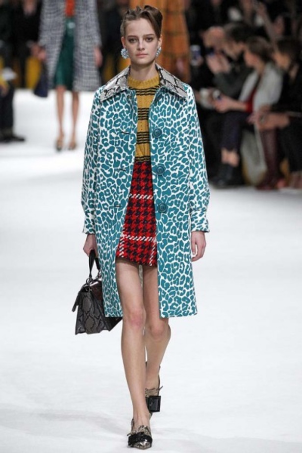 تألقي جمالاً مع مجموعة الأزياء الرائعة من Miu Miu