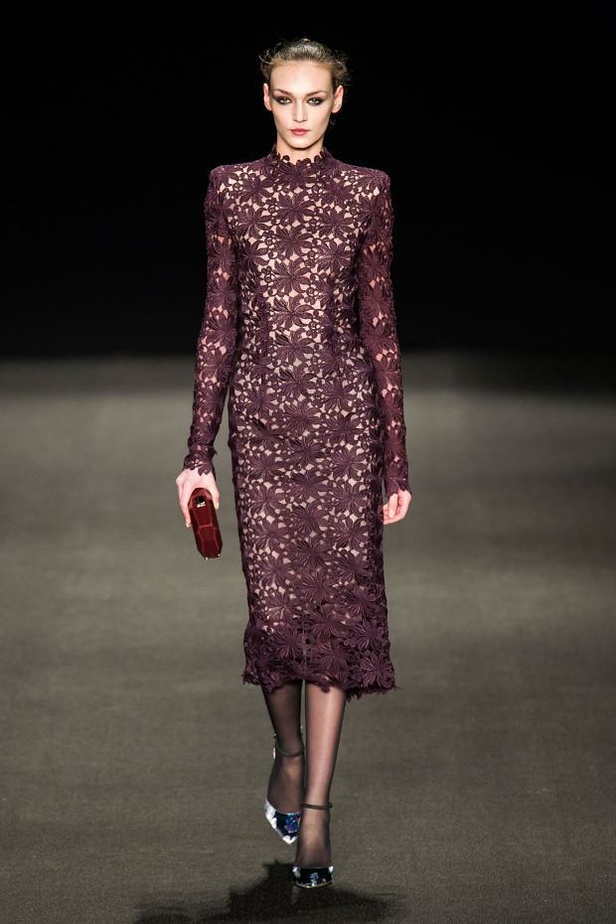 Monique Lhuillier تُعيد جمال الكروشيه والزخرفات الملوّنة