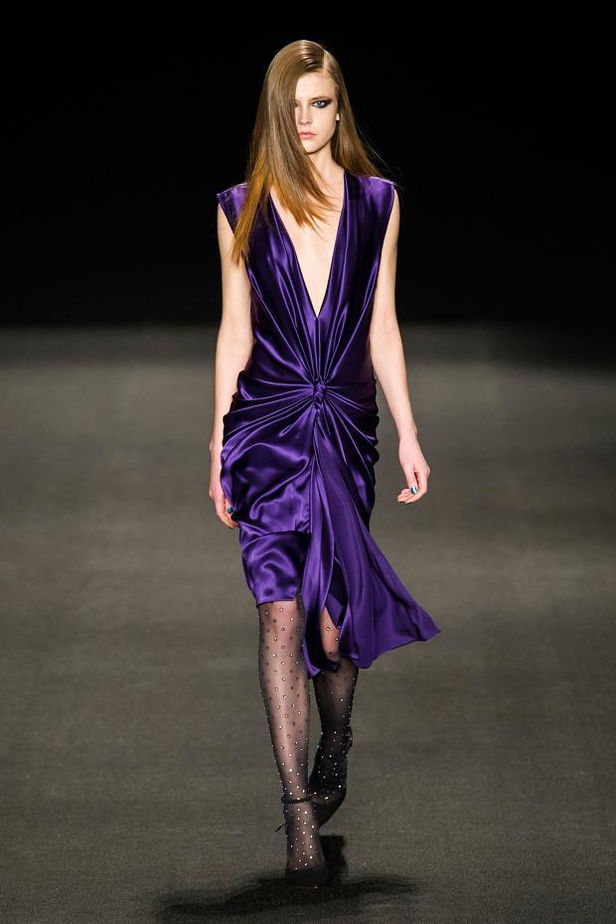 Monique Lhuillier تُعيد جمال الكروشيه والزخرفات الملوّنة