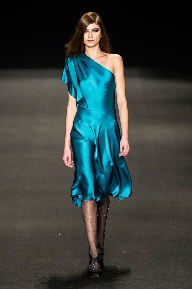 Monique Lhuillier تُعيد جمال الكروشيه والزخرفات الملوّنة