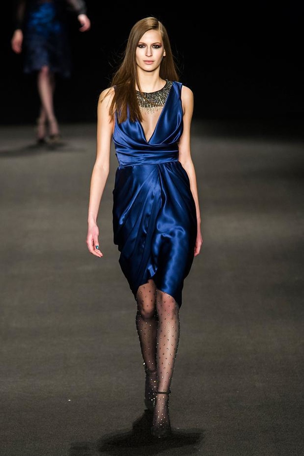 Monique Lhuillier تُعيد جمال الكروشيه والزخرفات الملوّنة