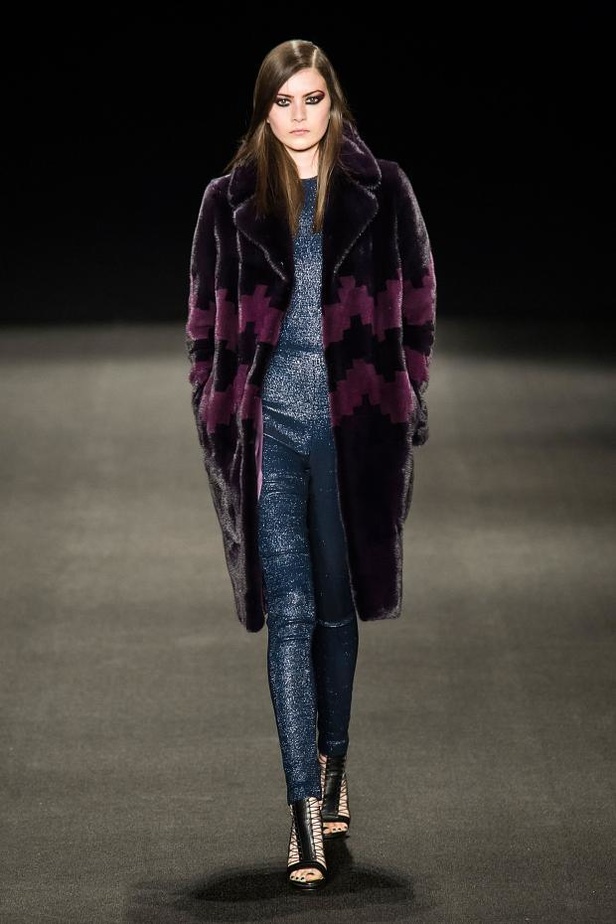 Monique Lhuillier تُعيد جمال الكروشيه والزخرفات الملوّنة