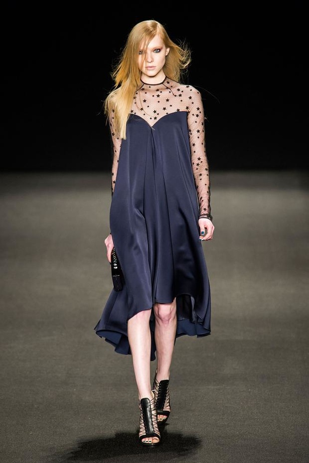 Monique Lhuillier تُعيد جمال الكروشيه والزخرفات الملوّنة