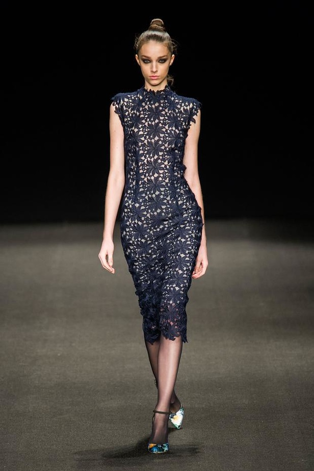 Monique Lhuillier تُعيد جمال الكروشيه والزخرفات الملوّنة