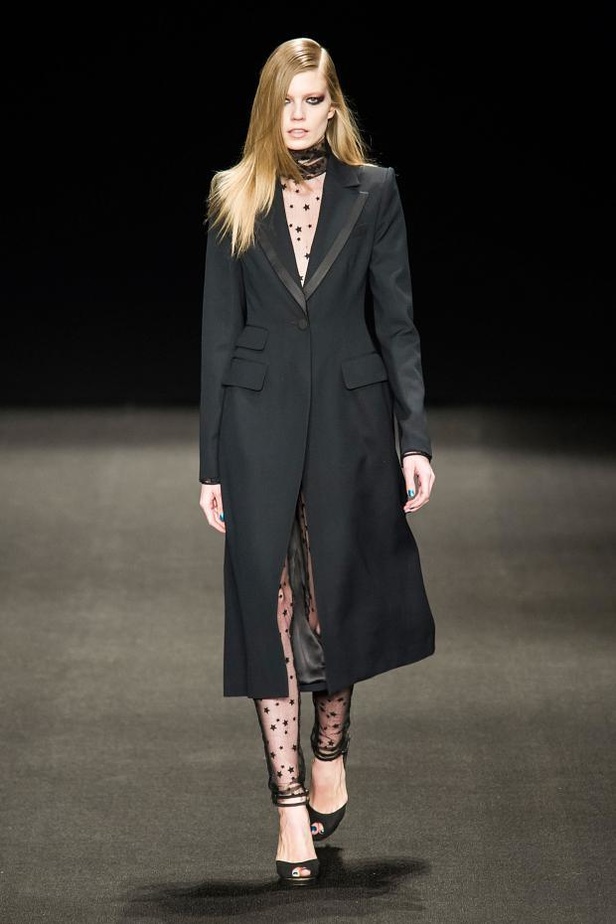 Monique Lhuillier تُعيد جمال الكروشيه والزخرفات الملوّنة